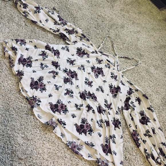 AE cold shoulder top!! ✨ - Picture 2 of 3